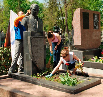 Уборка могил и мест захоронений в Молдове